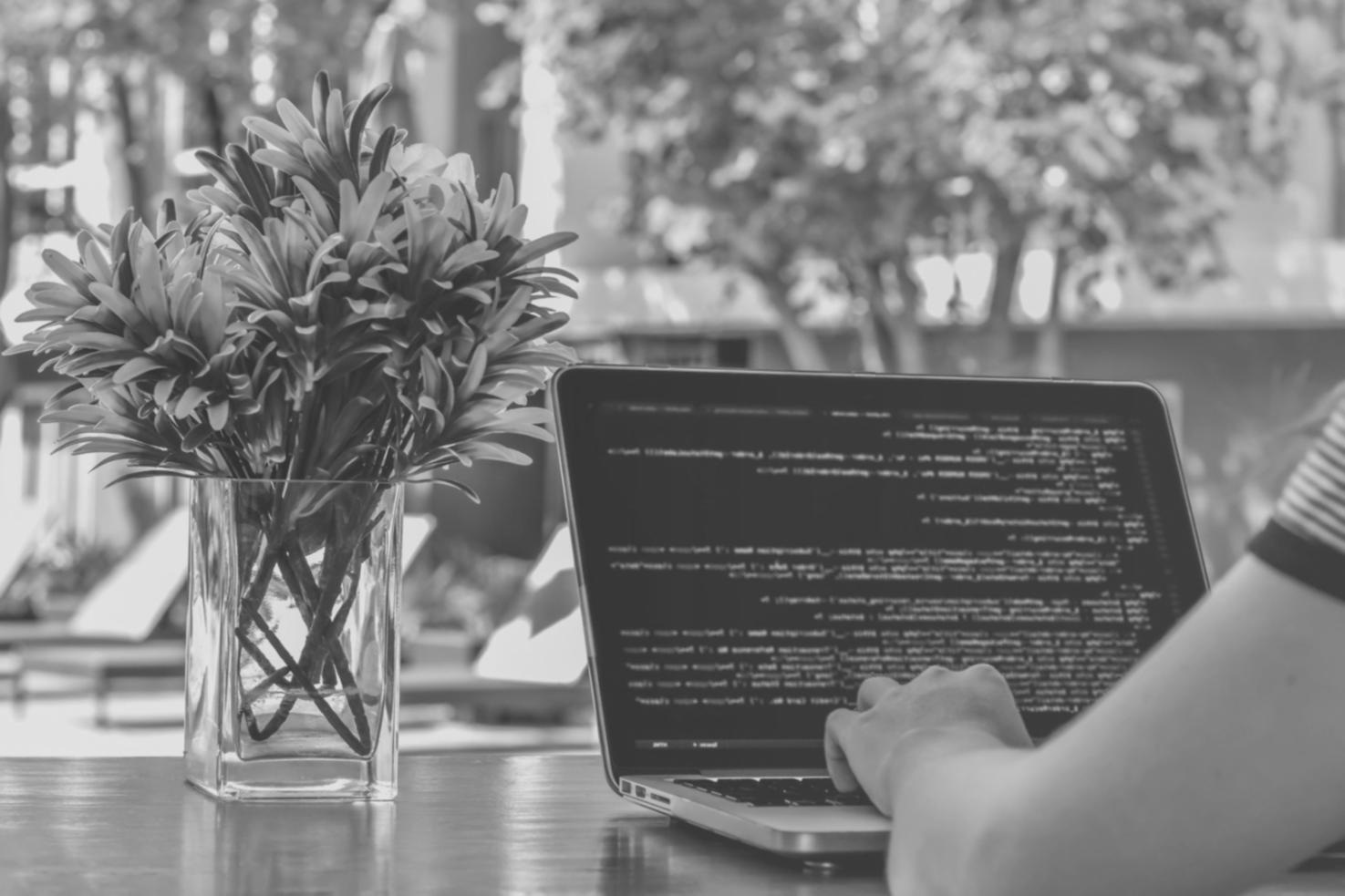 Session de formation en leadership financier avec participants analysant des données stratégiques